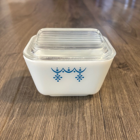 Vintage Pyrex Blue Snowflake Garland 501 B Refrigerator Dish w/Half Ribbed Lid - Picture 1 of 9